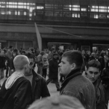 Im Vordergrund: 4 Mitglieder der Ost-Republikaner, am 30. Januar 1990 auf dem Alexanderplatz