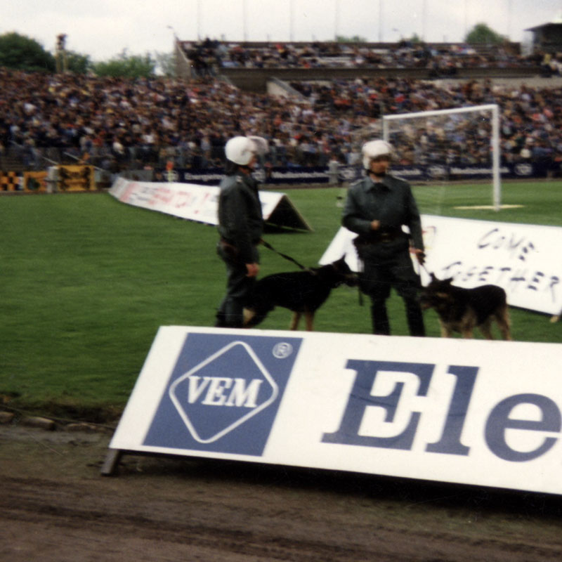 Frühjahr 1990: Volkspolizei im Ostberliner Jahn-Stadion. Bildquelle: Archiv Zeitschrift telegraph