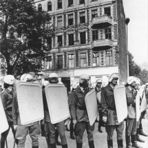 Frühjahr 1990: BFC-Hools vor dem besetzten Haus Schönhauser Allee 20/21. Die Volks Polizei schreitet nach ca. 15 Minuten ein.