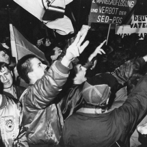 22. Januar 1990: Mitglieder der Republikaner und andere Neonazis benutzen die Leipziger Montagsdemo für Ihre faschistische Propaganda.