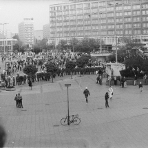 24. März 1990, Ost-Berlin: Nazi-Hools des Berliner Fußballclub Dynamo (BFC) randalieren nach einem Punktspiel auf dem Alexanderplatz.