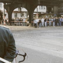 Frühjahr 1990: Volkspolizei und Hools des BFC Dynamo an der Kreuzung Ecke Schönhauser.