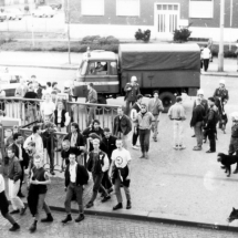 Frühjahr 1990: BFC-Hools vor dem besetzten Haus Schönhauser Allee 20/21