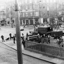 Frühjahr 1990: BFC-Hools vor dem besetzten Haus Schönhauser Allee 20/21. Die Volks Polizei schreitet nach ca. 15 Minuten ein.