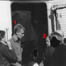 3.10.1990: Die Neonazis Ingo Hasselbach und Günther Reinthaler werden am Rand der Demo &quot;Deutschland halts Maul&quot; von der Polizei verhaftet.