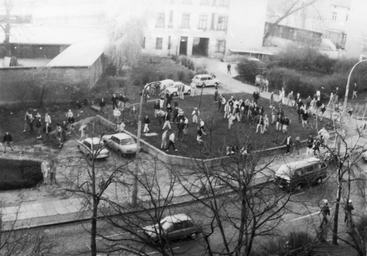 Frühjahr 1990: BFC-Hools vor dem besetzten Haus Schönhauser Allee 20/21