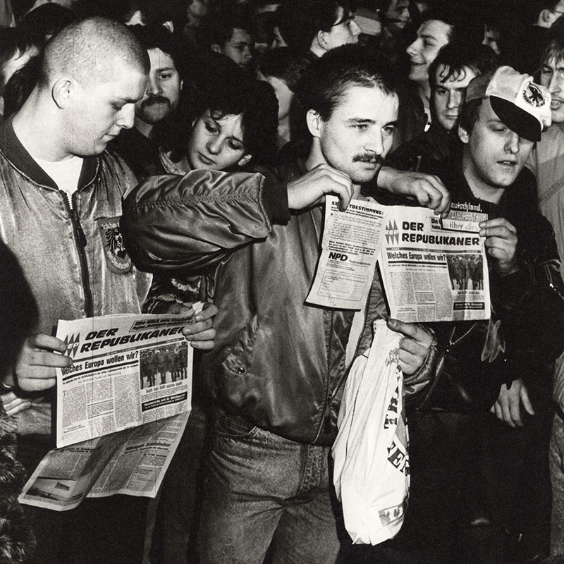 22. Januar 1990: Mitglieder der Republikaner und andere Neonazis benutzen die Leipziger Montagsdemo für Ihre faschistische Propaganda. Bildquelle: Archiv Zeitschrift telegraph