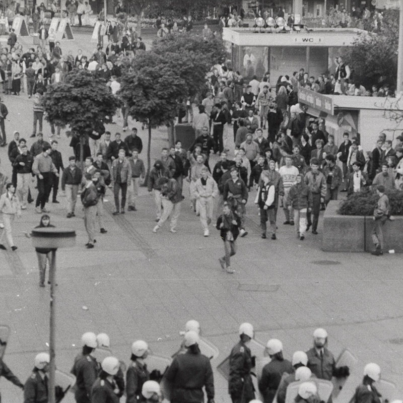 24. März 1990, Ost-Berlin: Nazi-Hools des Berliner Fußballclub Dynamo (BFC) randalieren nach einem Punktspiel auf dem Alexanderplatz. Bildquelle: Archiv Zeitschrift telegraph