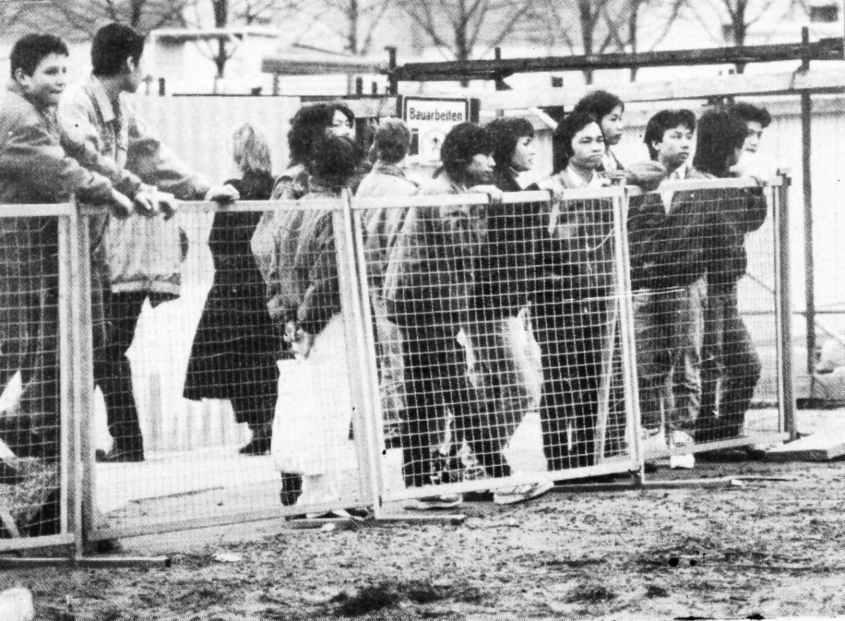 April 1990: Vietnamesinnen versuchen vergeblich die Berliner Mauer zu Oberwinden